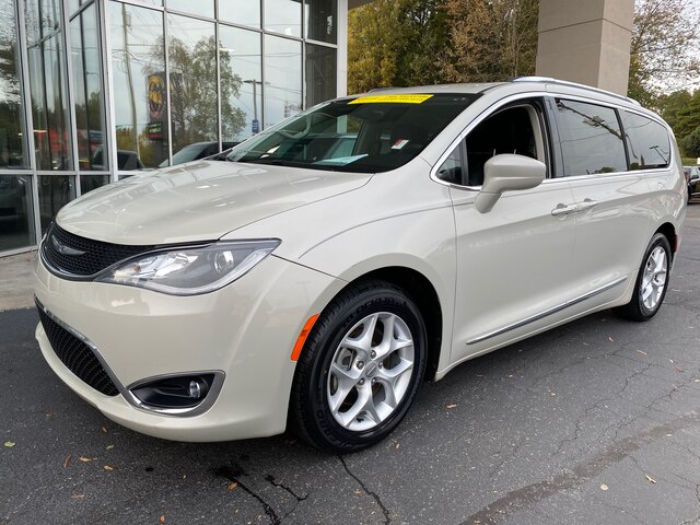 2017 Chrysler Pacifica Touring-L Plus