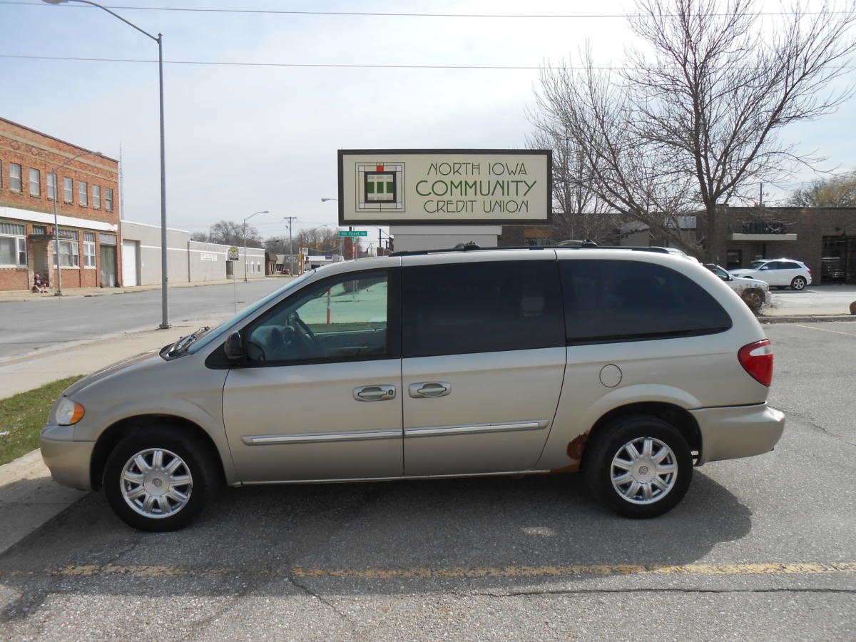 2005 chrysler town country touring repo finder