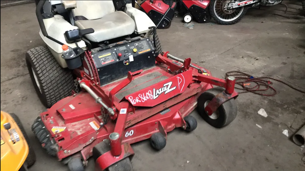 2000 LAZER Z ZERO-TURN MOWER