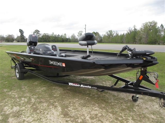2017 Triton 18CTX