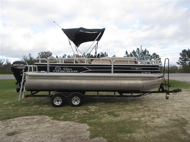 2017 Sun Tracker Fishin’ Barge 20 DLX
