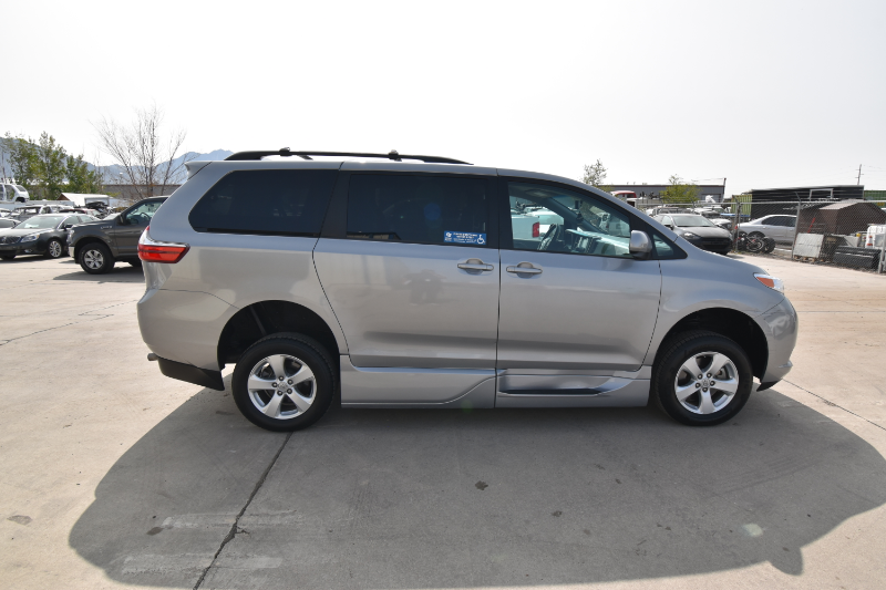 2016 Toyota Sienna LE 7-Passenger Auto Access Seat