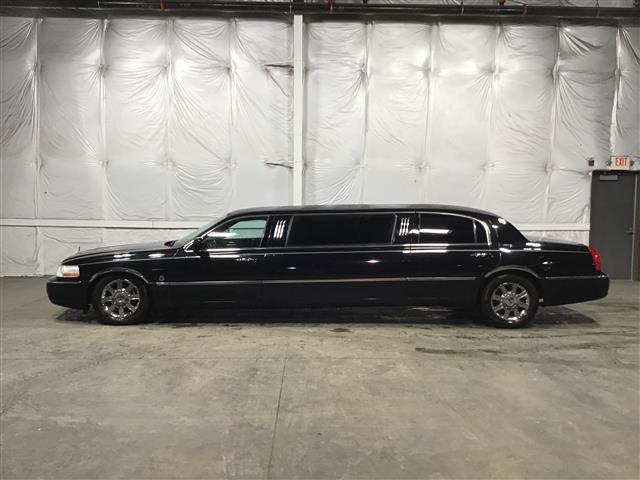 2007 Lincoln Town Car Executive Series Limousine