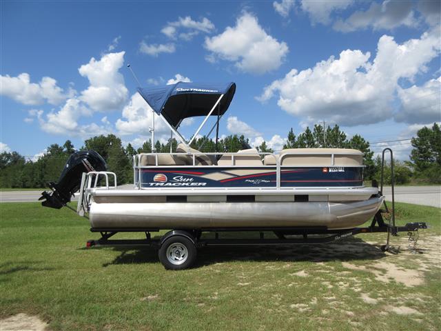 2019 Sun Tracker Party Barge 18DLX