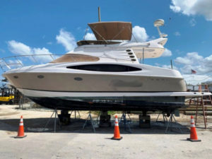 38′ – 2006 Regal 3880 Commodore