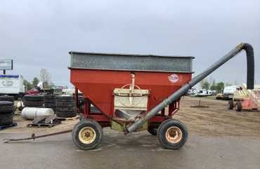 Flow EZ gravity wagon with a Parker hydraulic driven discharge auger