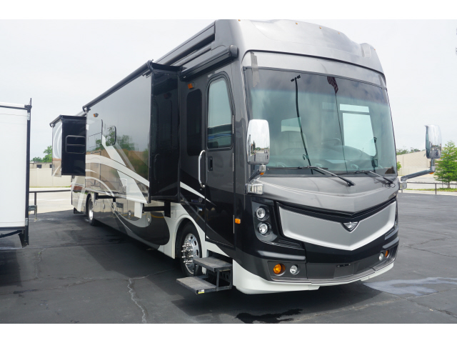 2017 Freightliner Discovery Lxe M-40D Diesel 41’4” / King Bed / 3 Slides / 380 HP