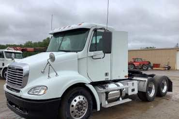 2007 Freightliner Columbia Day Cab Semi