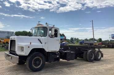 1988 Mack DM690S 60,000 lb cable roll off truck