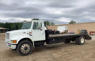 2000 International 4700 22’ Beavertail Flatbed Truck