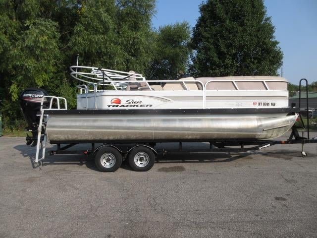 2015 Sun Tracker Party Barge 22 DLX