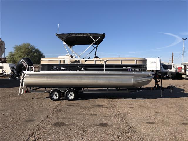 2017 Sun Tracker Party Barge 22DLX