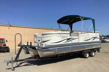 2005 Manitou MB 22 Legacy SHP Tritoon Boat