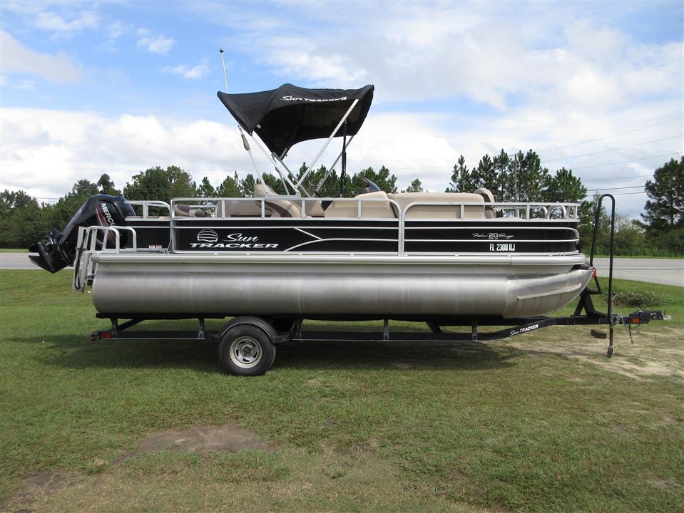 2017 Sun Tracker Fishin Barge 20