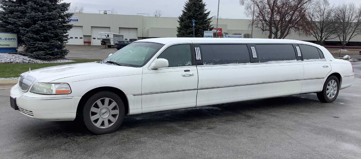 2005 Lincoln Town Car Executive Limo