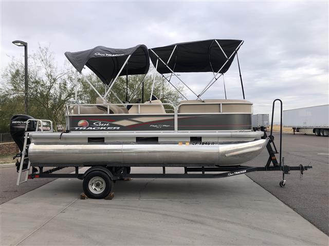 2018 Sun Tracker Party Barge 18 DLX