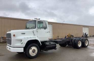 1990 Ford L8000 Tandem Axle Cab and Chassis