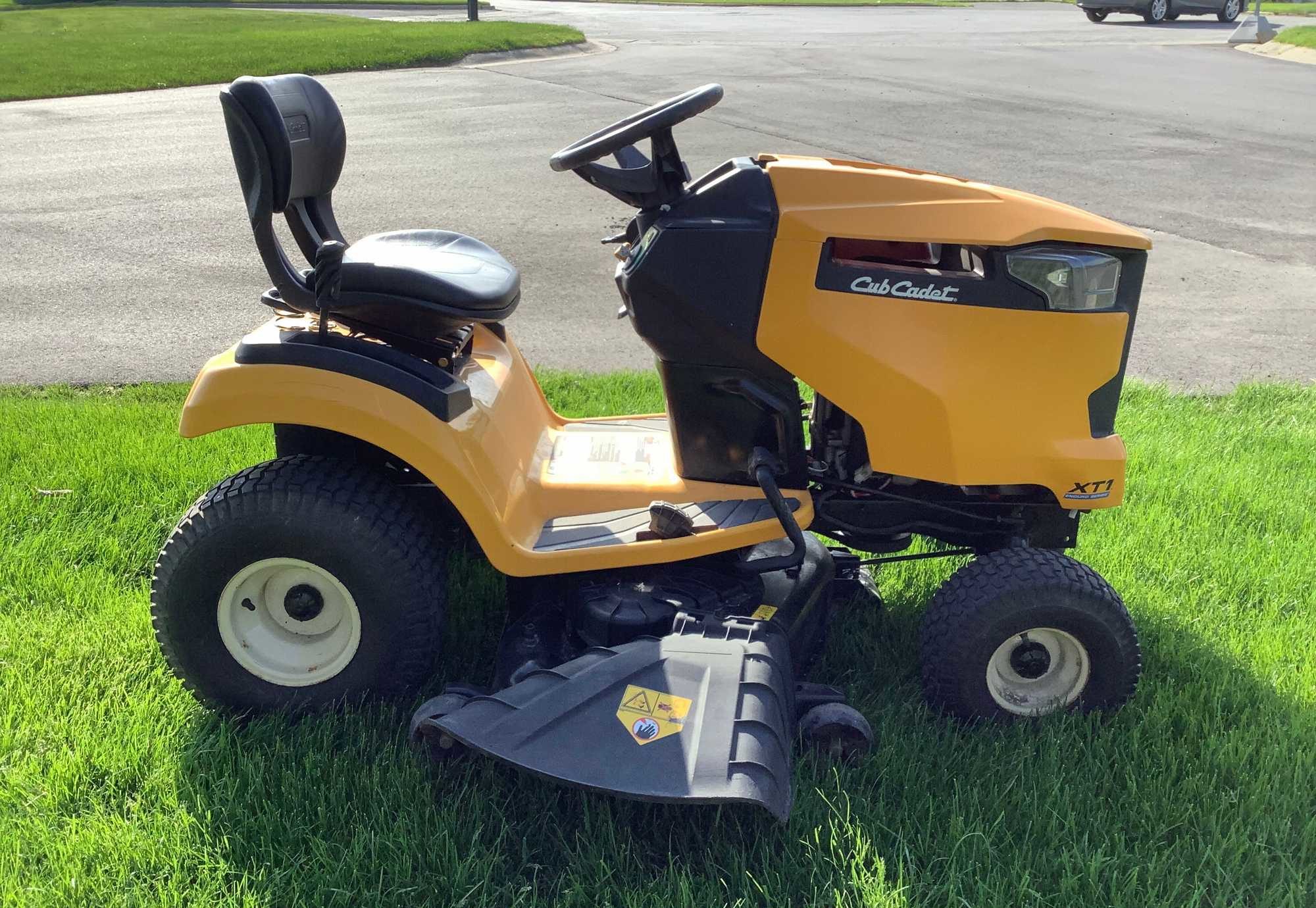Cub Cadet XT1 Enduro Series Riding Lawn Mower