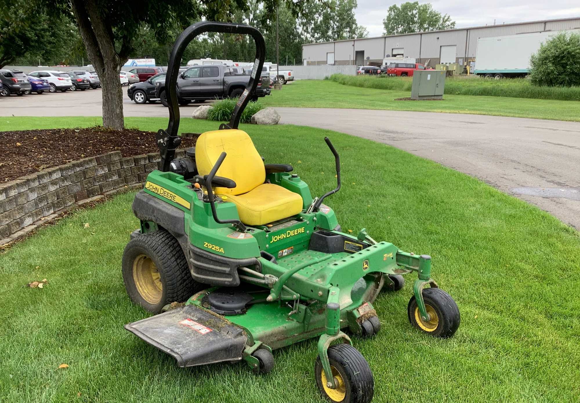 John Deere Z925A Zero Turn Lawn Mower