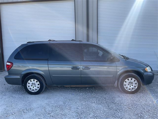 2005 Chrysler Town & Country LX