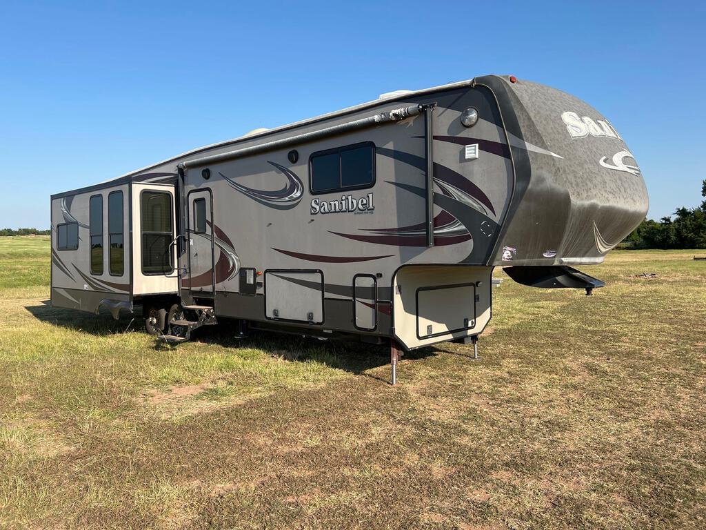 2014 Forest River 40 ft 5th wheel