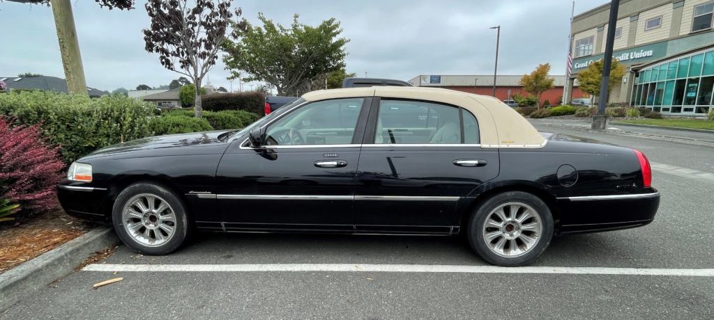 2004 Lincoln Town Car Ultimate Sedan