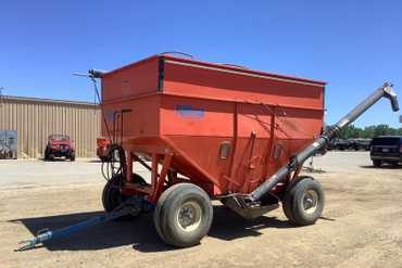 Killbros 390 Divided Gravity Box with hydraulic driven discharge auger