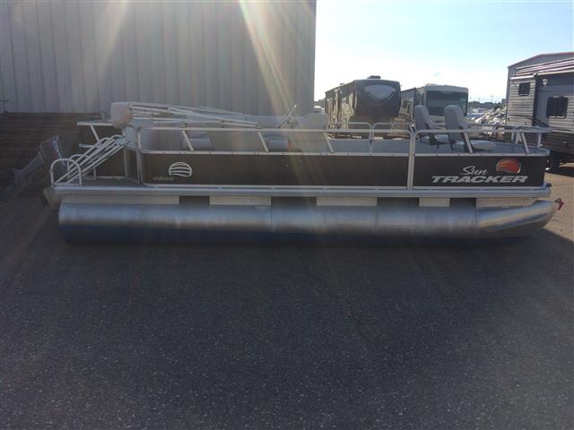 2004 Sun Tracker 2200