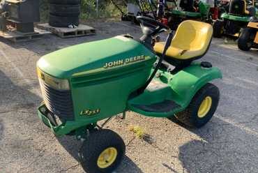 John Deere LX 225 Riding Lawn Mower