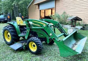 (1) 2006 John Deere 4520 E/Hydro 4WD Tractor