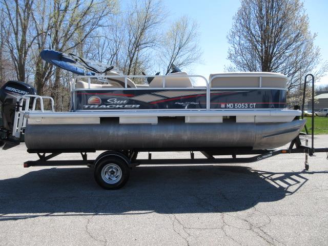 2019 Sun Tracker Party Barge