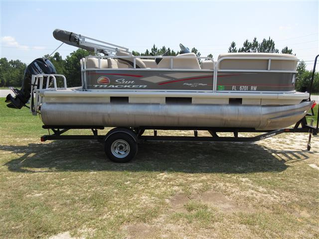 2019 Sun Tracker Party Barge 18 DLX