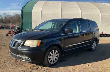 2013 Chrysler Town & Country Touring FWD 4 Door Van