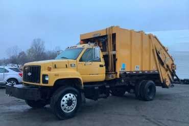 2000 Chevrolet C8500 Garbage Truck 1GBP7H1C2YJ510314