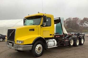 2005 Volvo VHD Roll Off Semi 4V5KC9GG25N389239
