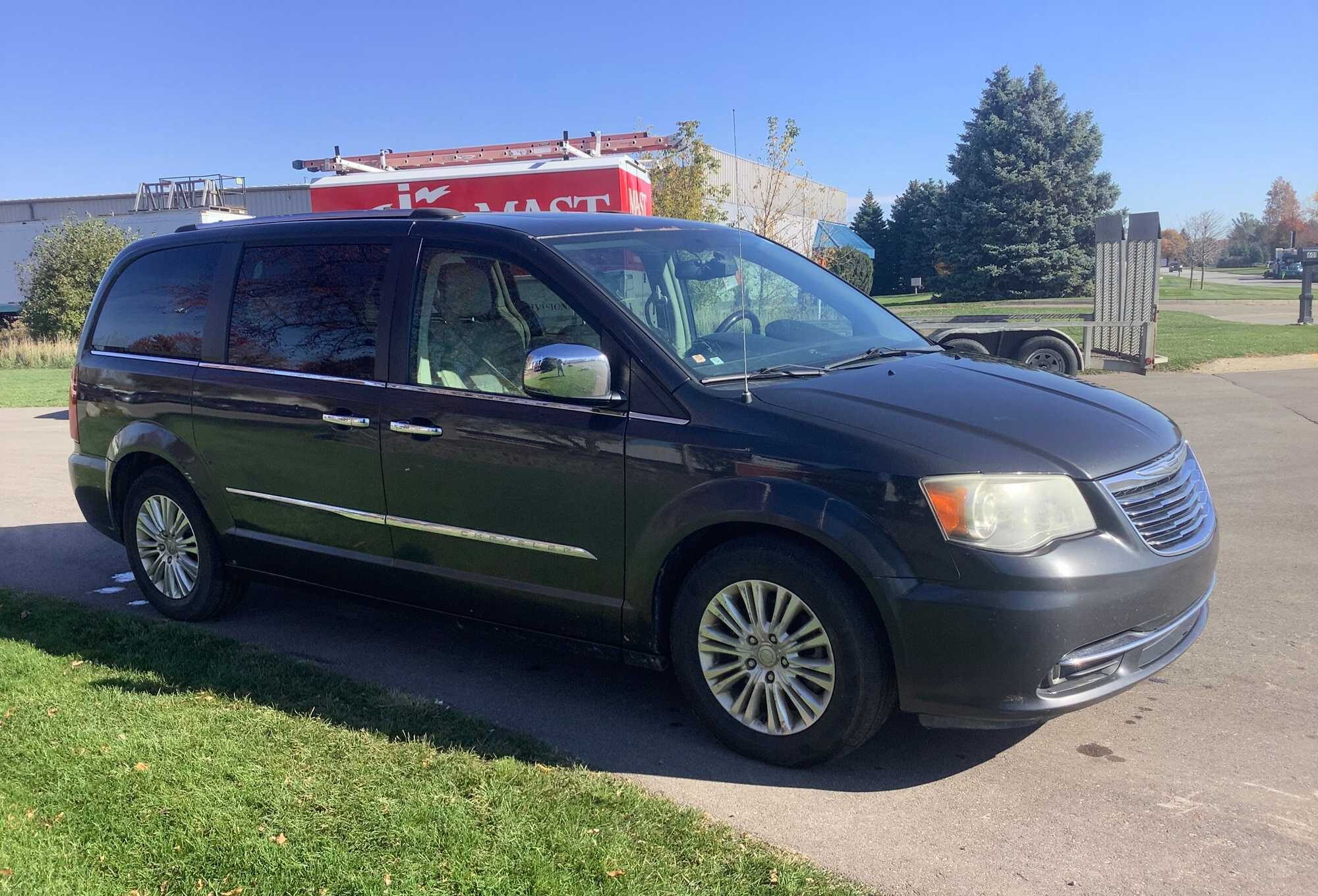 2012 Chrysler Town & Country Limited FWD 4 Door Van
