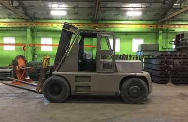 Towmotor Forklift. Model A20 with 20,000lb lift capacity