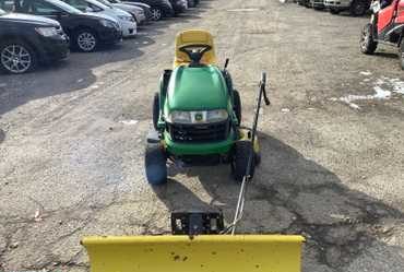 John Deere LA125 Riding Lawn Mower
