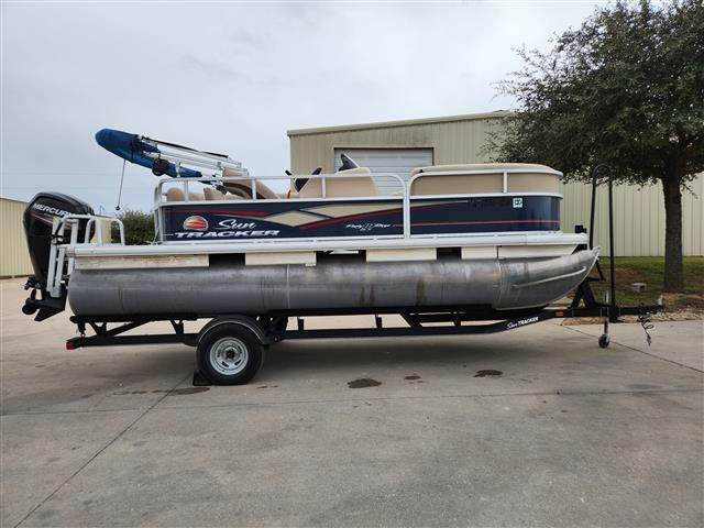 2019 Sun Tracker Party Barge 18DLX