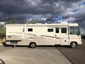 2003 Winnebago Adventurer