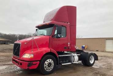 2004 VOLVO VN Series Single Axle Day Cab Semi