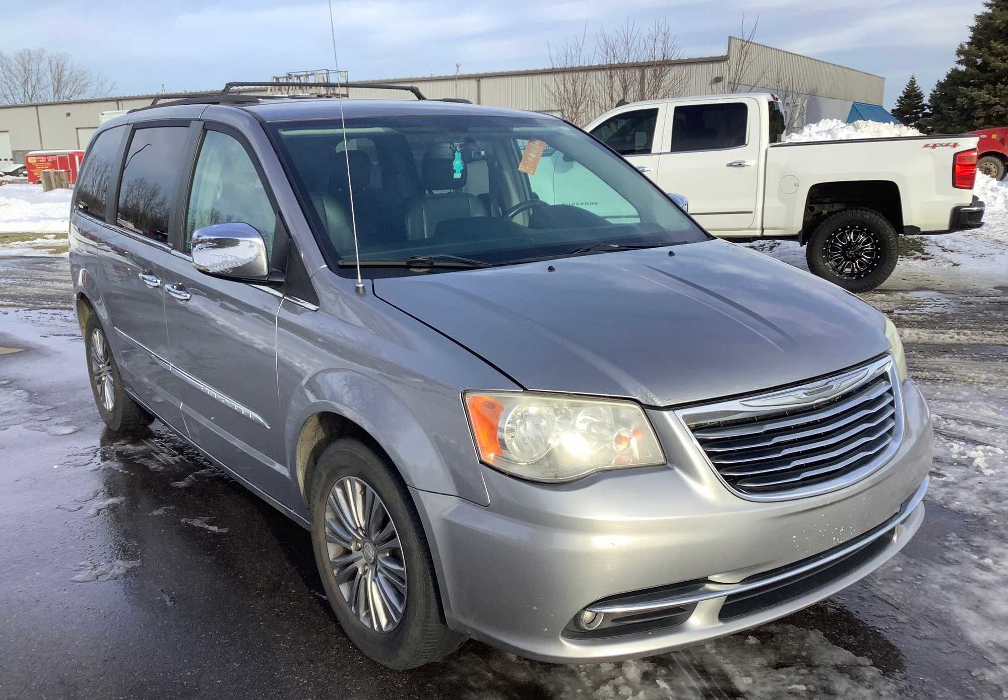 2013 Chrysler Town & Country Touring L FWD