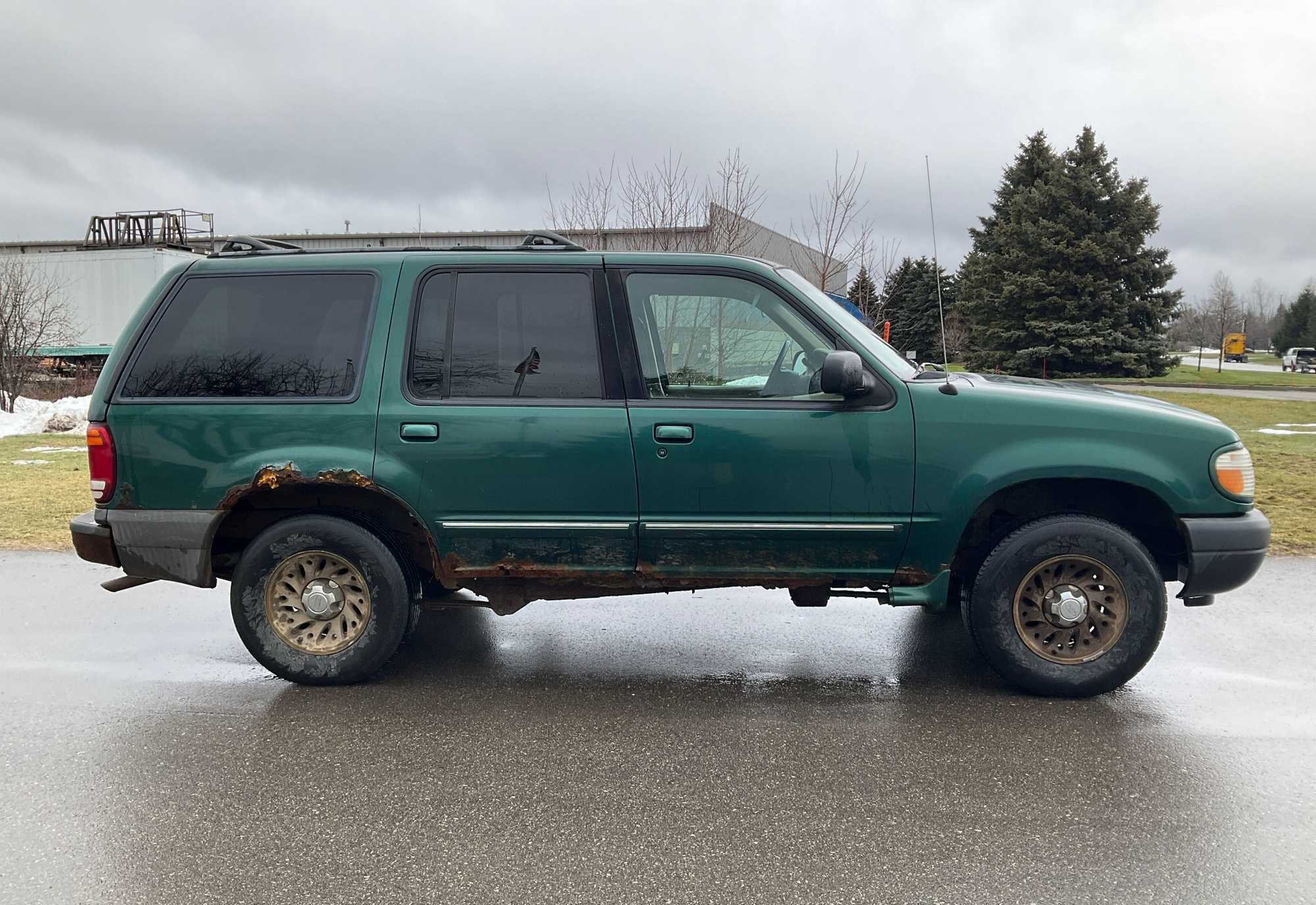 2000 Ford Explorer XLS