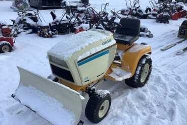 Cub Cadet 1440 lawn tractor with 44″ deck and 42″ snow blade