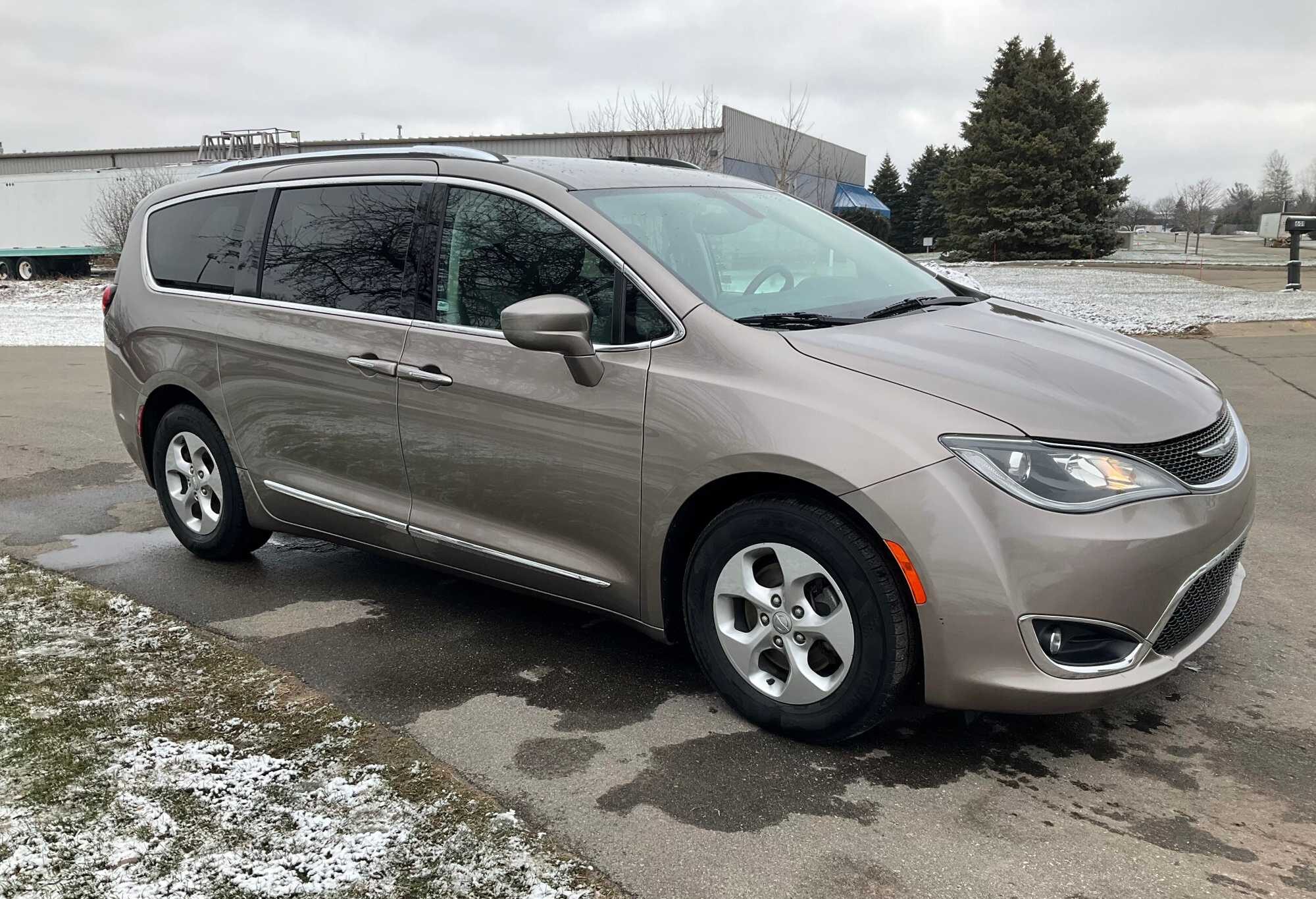 2017 Chrysler Pacifica Touring L Plus FWD 4 Door Van