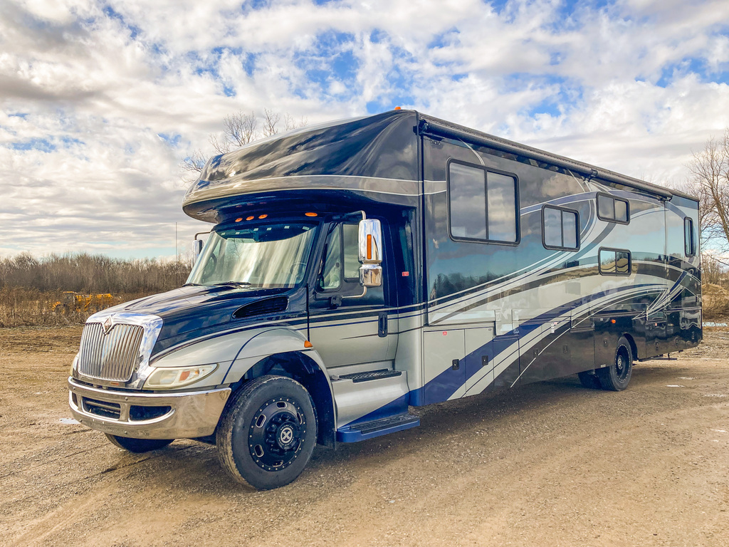 2008 Gulf Stream 40′ Diesel SuperNova 6400 Series RV