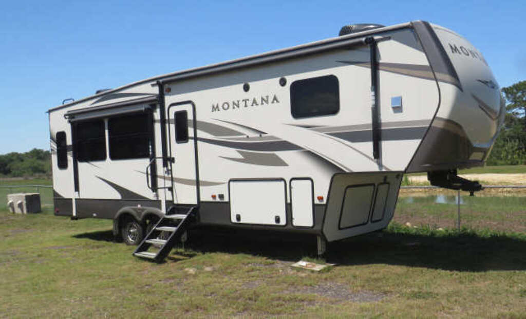 2021 Montana model 3121RL fifth wheel RV