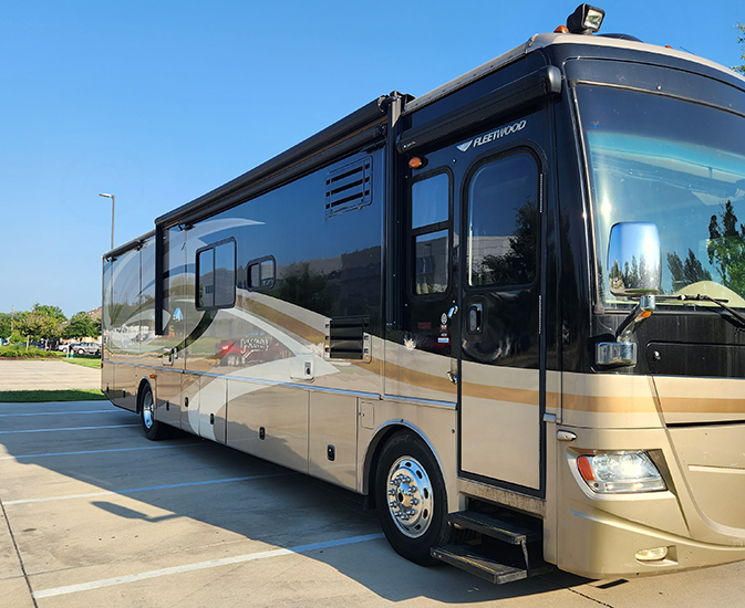 2008 Discovery by Fleetwood Motor Home