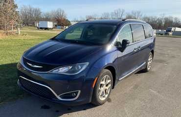 2017 Chrysler Pacifica Touring L FWD 4 Door Van