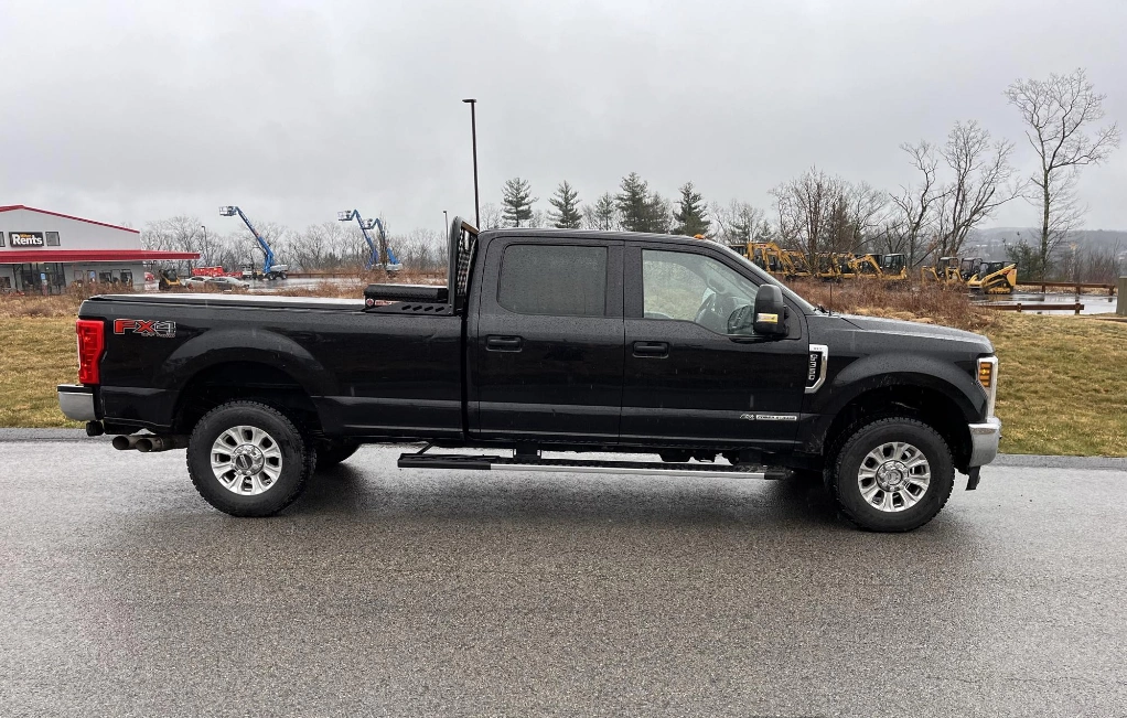 2018 Ford F350 4×4 Crew-Cab Pickup Truck